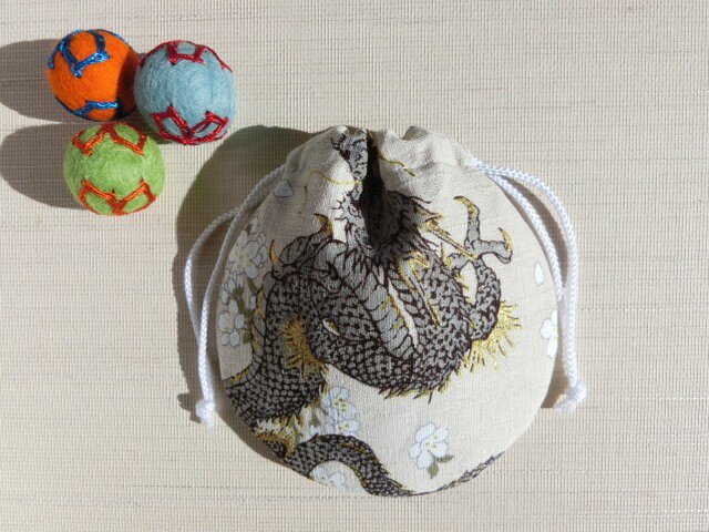 ミニ巾着 龍と桜 アイボリー 御守り 小物収納 プレゼントにも(再販)の画像1枚目