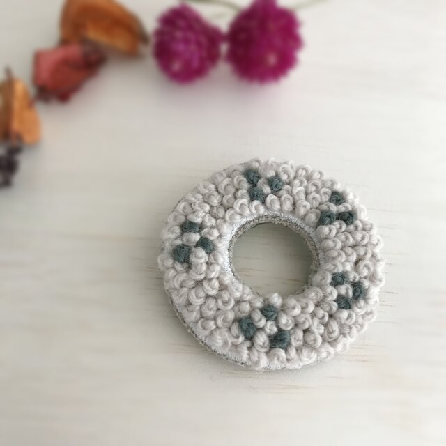 【メルマガ掲載】ふわもこ刺繍ブローチ(アイボリー)***受注生産***の画像1枚目