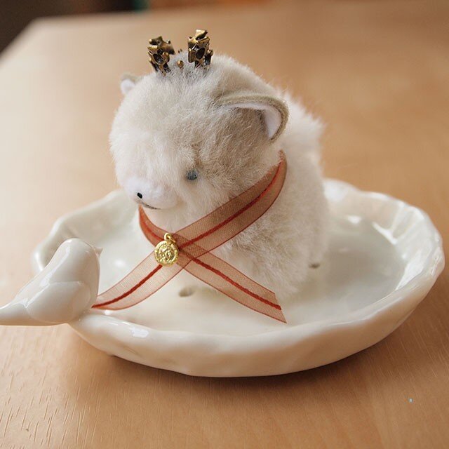 【再販】ちいさなぬいぐるみ*王冠をかぶったハスキー子犬*ブラウンのリボン