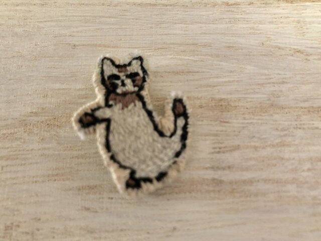 ぶさかわねこさんブローチの画像1枚目