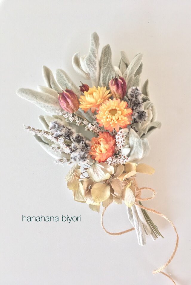 ラムズイヤーとクリサンセマムのブーケ