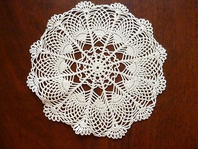 手編みレースドイリー直径約20cmの画像1枚目