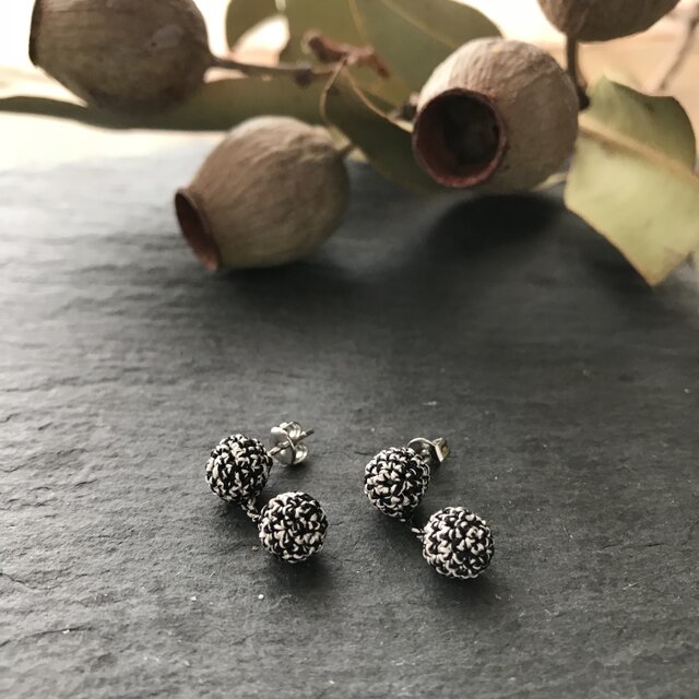 絹糸の編み玉ピアス/ノンホールピアスの画像1枚目