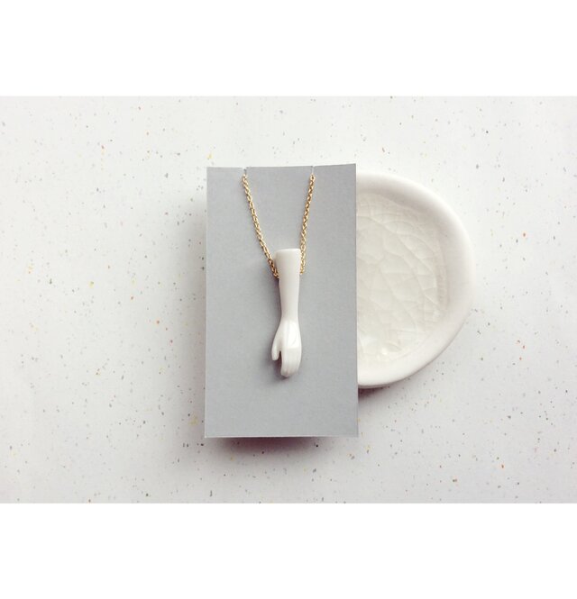 hand necklace : 手がモチーフのシンプルな白磁のネックレスの画像1枚目