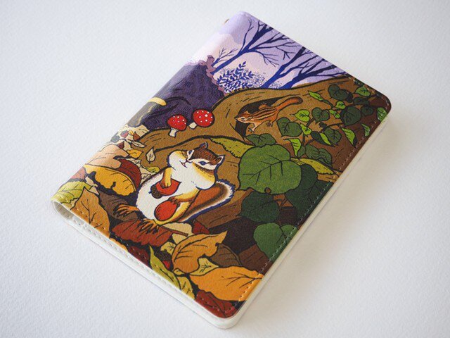 《送料無料/受注生産》リス達の住む森 パスポートケースの画像1枚目