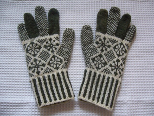 花と雪模様の編み込み手袋 オリーブグリーン Iichi ハンドメイド クラフト作品 手仕事品の通販