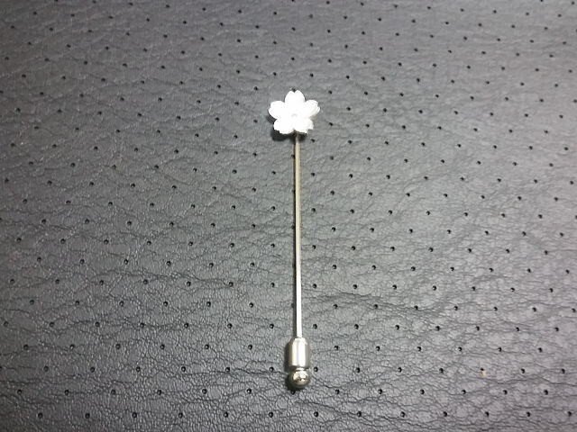 桜のピンブローチMホワイトジルコンの画像1枚目