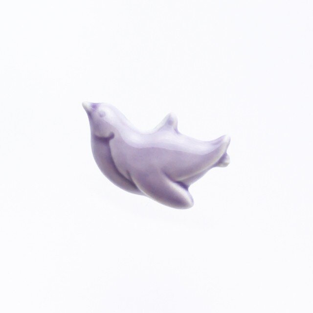 陶器ブローチ (泳)ペンギン(ライラック)の画像1枚目