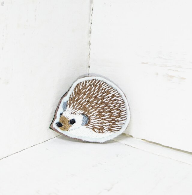 ハリネズミちゃん*刺繍ブローチの画像1枚目