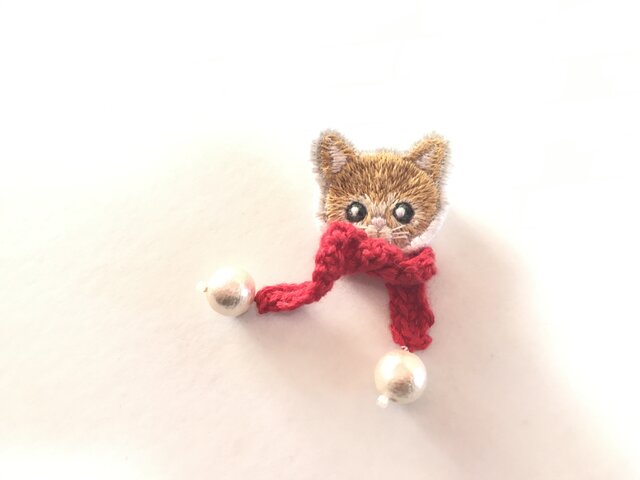 マフラーを付けた猫刺繍のブローチの画像1枚目