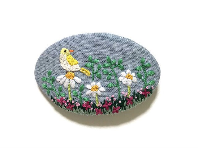 手刺繍バレッタ*野原の小鳥の画像1枚目