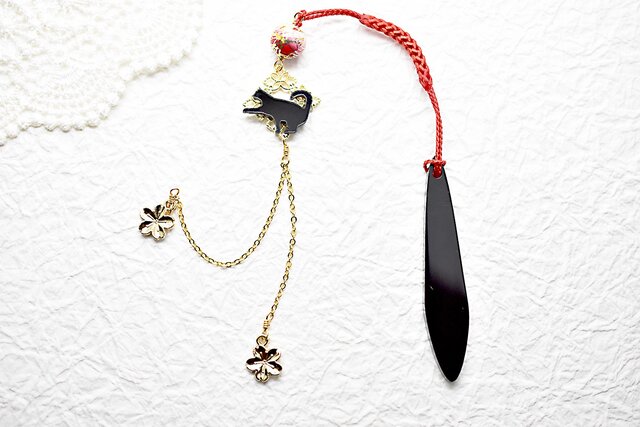 かまって黒猫と赤唐草の帯飾りwith春金桜 / 根付 / 和装 / 着物アクセサリーの画像1枚目