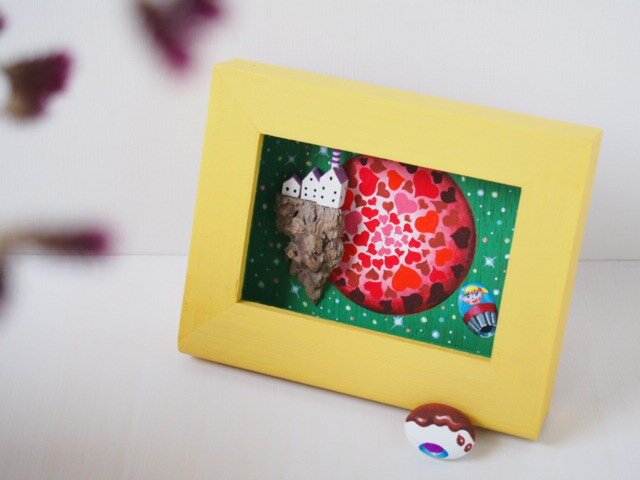 painted driftwood & pebble art チョコレート工場とバレンタイン号の画像1枚目