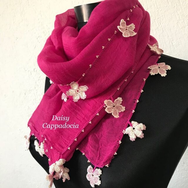 レースの花付き ふんわりストール(綿混合)ベリーピンクの画像1枚目