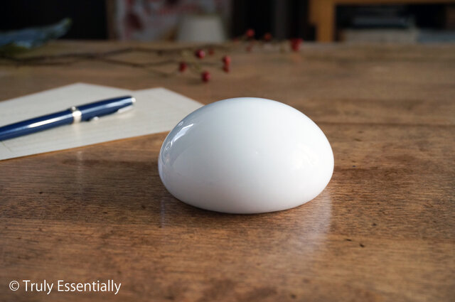 白色ガラスのインテリアオブジェ -「 KAZEの肌 」○ 直径約9cm | iichi