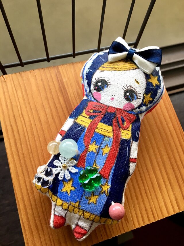 文化人形青レトロちゃんブローチの画像1枚目