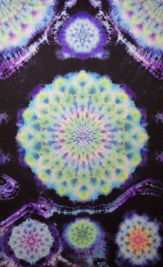 タイダイ絞り染め　曼荼羅　タペストリー☆漆黒の宇宙に淡く凛と咲く孔雀曼荼羅☆　HD8-25