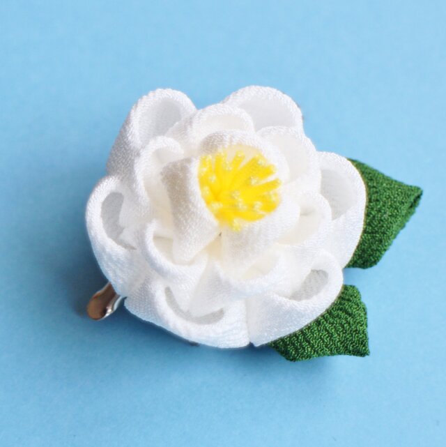 凛と✳︎椿の髪飾り葉っぱ付✳︎ 白 正絹 つまみ細工 かんざしの画像1枚目
