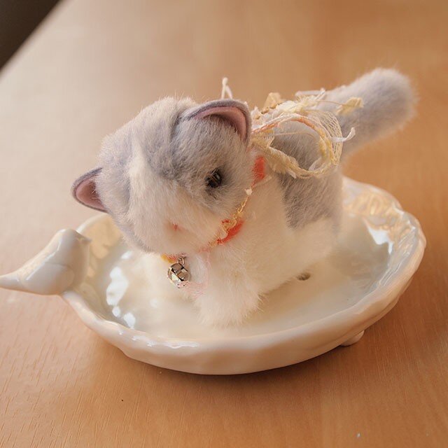 ちいさなぬいぐるみ　猫箱座り*グレー×白