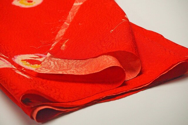 s0021 梅紋様・雲紋地模様着物ハギレ・朱☆古布・古裂/絞り/錦紗