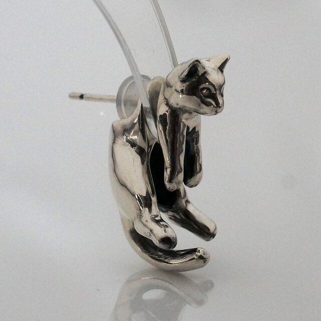 脱力猫ピアス Silver | iichi 日々の暮らしを心地よくするハンドメイド