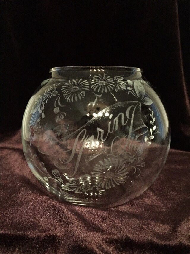 Springの文字をあしらった春模様の花器〜手彫りガラス〜の画像1枚目