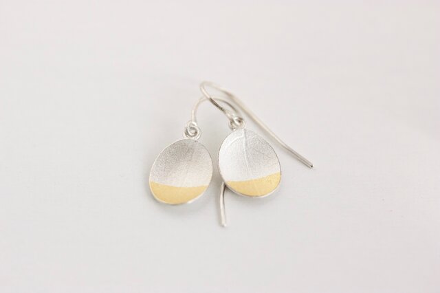 Oval gold leaf earringsの画像1枚目
