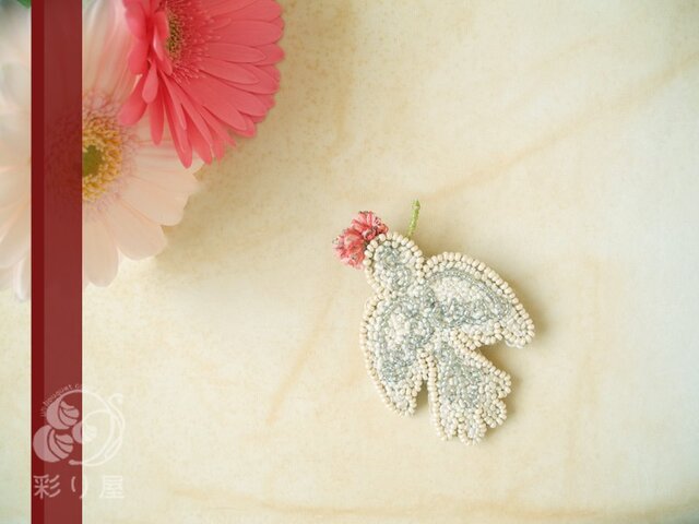 ブローチ【白い小鳥】ピンクの花の画像1枚目