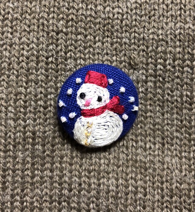 【受注製作】ビーズ刺繍の包みボタンブローチ ☆雪だるまの画像1枚目
