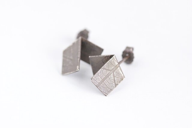 Folded vein studs Oxidized 燻し銀葉脈ピアス(折)の画像1枚目