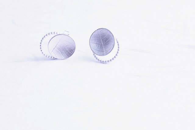Round vein pearl wire studs 葉脈パール線ピアスの画像1枚目