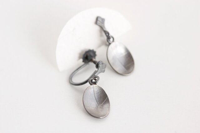 Oval vein イヤリング oxidized(燻銀)の画像1枚目