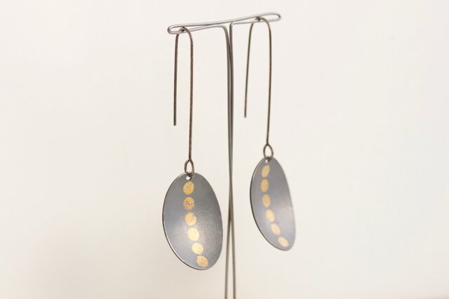 Oval 6gold dots earrings Oxidizedの画像1枚目