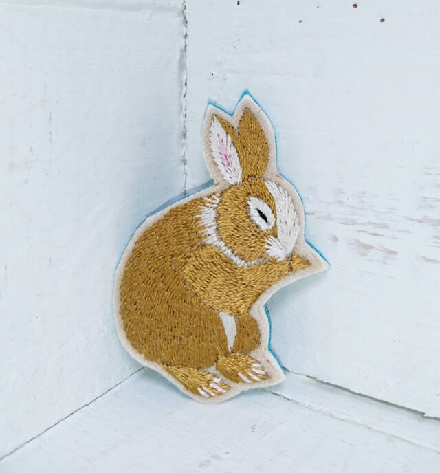 お顔のお手入れウサギちゃん*刺繍ブローチの画像1枚目