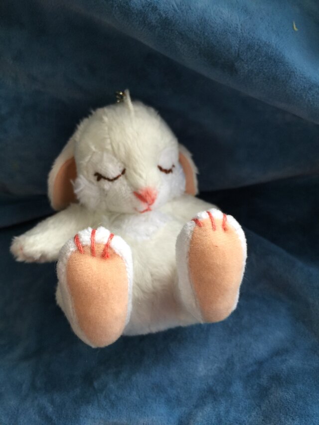 new眠りウサギキーホルダー(ホワイト)