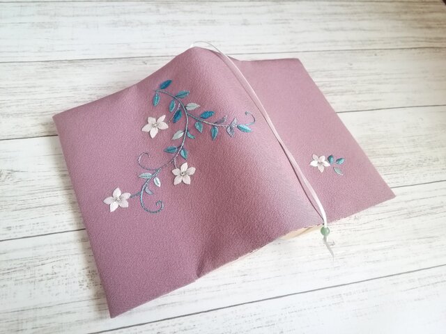 ブックカバー　ハンドメイド　花束刺繍　ピンク　持ち手付き　本カバー 日本刺繍 ジャスミンの花 ブックカバー（クリアカバー付