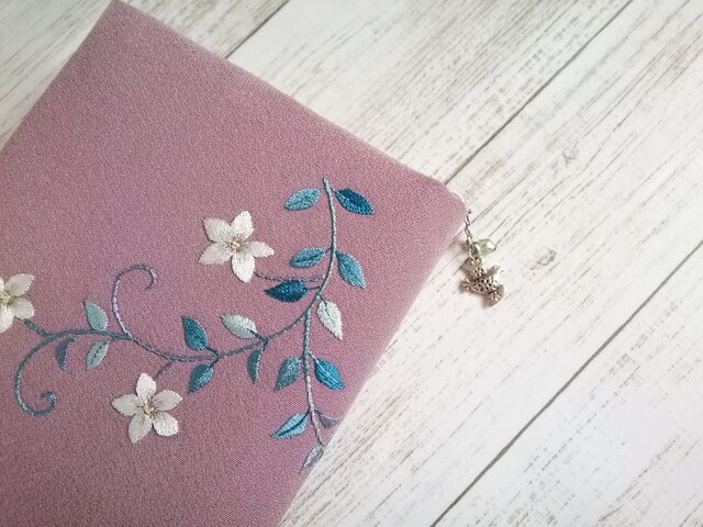 日本刺繍 ジャスミンの花 ブックカバー（クリアカバー付） | iichi