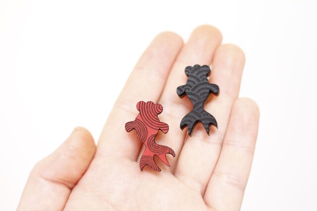 金魚のピンズ(2種1セット)の画像1枚目