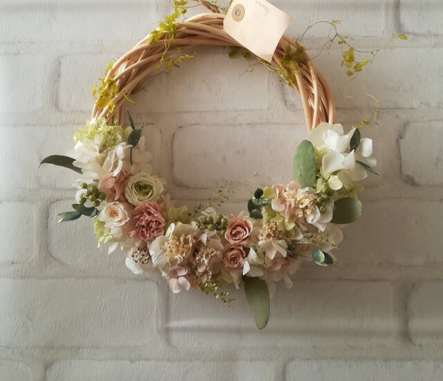 【送料無料】三色ローズのgarden wreathの画像1枚目