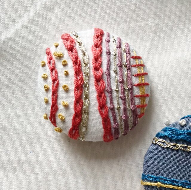 【感謝♡sale】リボン刺繍ブローチ　ハンドメイド　くるみボタン　2個 【感謝♡sale】リボン刺繍ブローチ　ハンドメイド　くるみボタン　2個