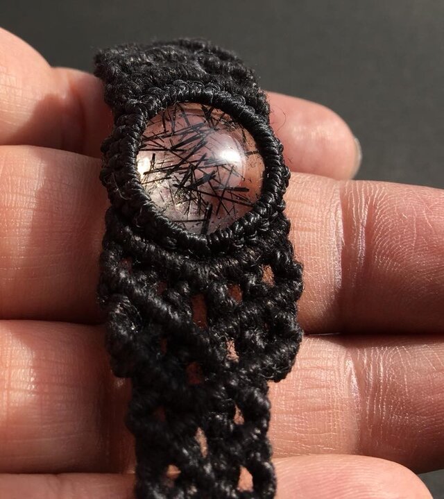 ブラックルチルインクォーツ・マクラメヘンプブレスレット