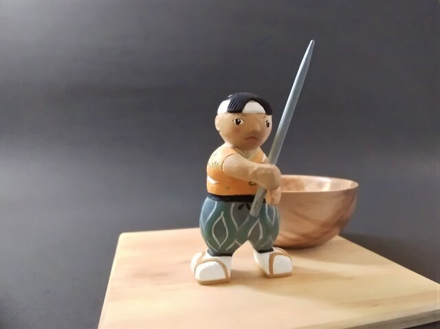 木彫り 一寸法師人形 お椀付きの画像1枚目