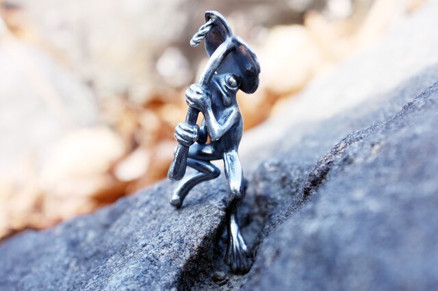 葉っぱの傘をさすカエルのキーホルダーの画像1枚目