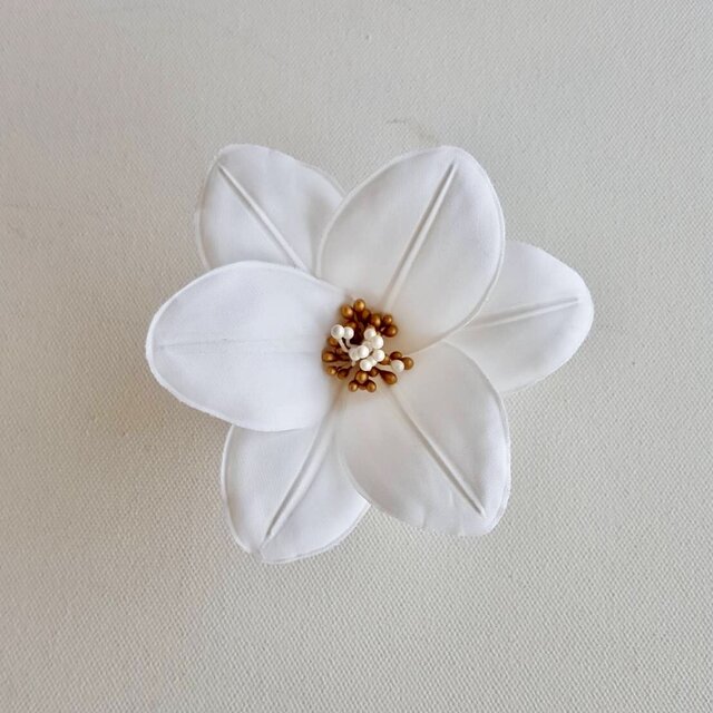 白百合の布花コサージュの画像1枚目