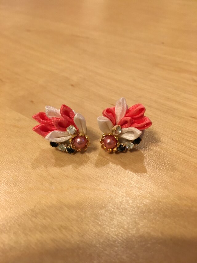 つまみ細工 ピアスの画像1枚目