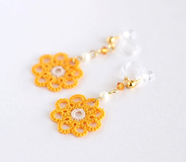 レースのお花 樹脂イヤリング オレンジ レース編み 花 揺れる Iichi ハンドメイド クラフト作品 手仕事品の通販