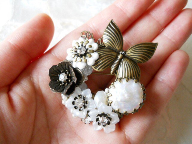 【Uさまご予約】蝶と白いお花のリースブローチ②の画像1枚目