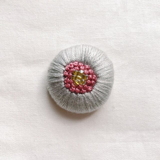 刺繍くるみボタンヘアゴム【ライトグレー×スモーキーピンク】の画像1枚目