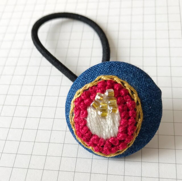 刺繍くるみボタンヘアゴム【mebae 赤色】 | iichi 日々の暮らしを
