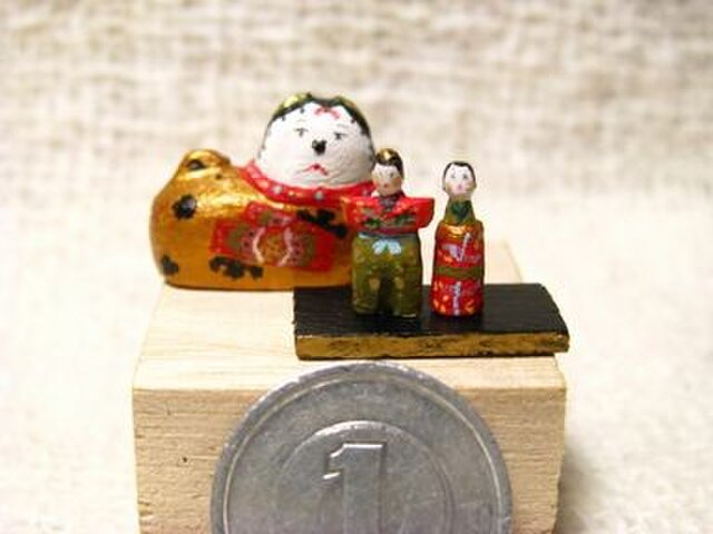 小さな小さな犬筥と小さな小さなお雛様(木彫り)の画像1枚目